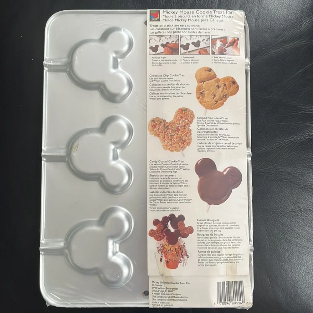 Mickey Mouse cookie treat pan by Wilton